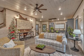 Smart TV, chimenea, futbolito y oficina