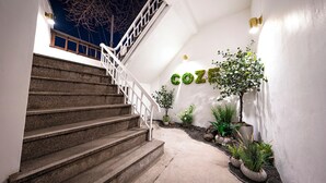 Una escalera conduce a una plataforma con un letrero que dice "COZES".
