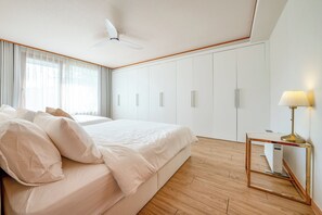 4 bedrooms, desk, iron/ironing board, free WiFi