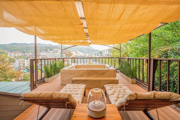 Outdoor spa tub