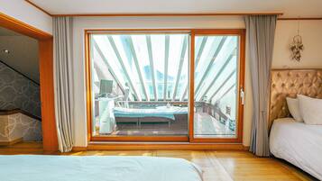 4 bedrooms, desk, iron/ironing board, free WiFi