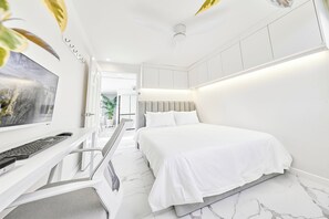 4 chambres, bureau, fer et planche à repasser, lit parapluie