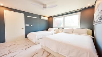 4 habitaciones, escritorio y tabla de planchar con plancha
