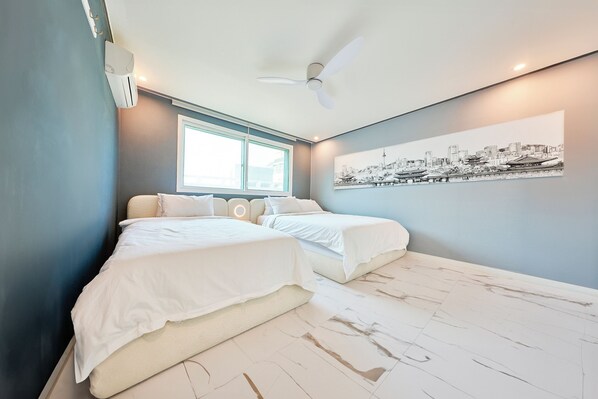 2 bedrooms, desk, iron/ironing board, travel crib