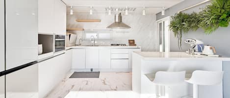 Réfrigérateur, micro-ondes, four, plaque de cuisson