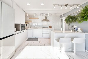 Kjøleskap, mikrobølgeovn, ovn og kokeplater