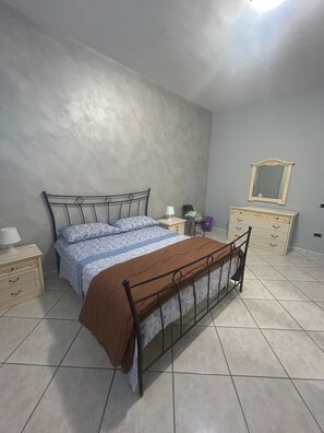 3 chambres, fer et planche à repasser, Wi-Fi, draps fournis