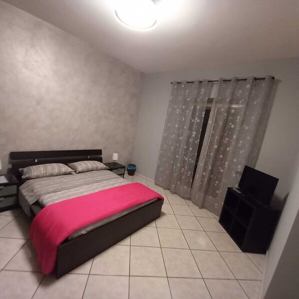 3 chambres, fer et planche à repasser, Wi-Fi, draps fournis