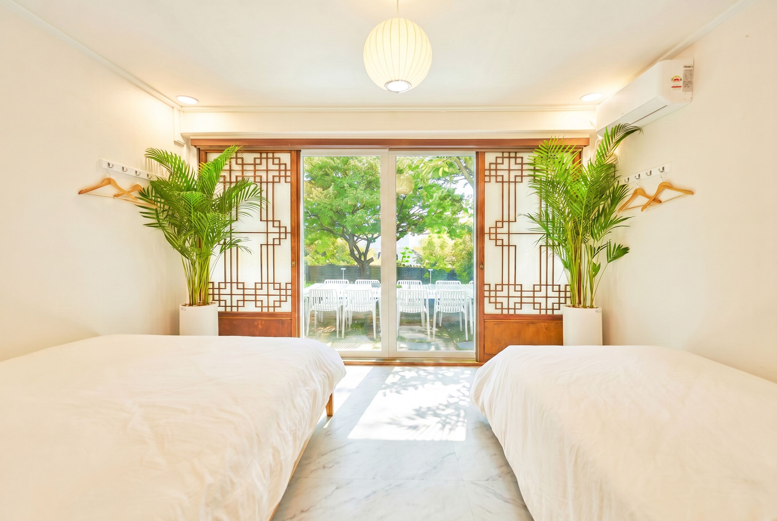 5 makuuhuonetta, työpöytä, silitysrauta/-lauta, vauvan matkasänky