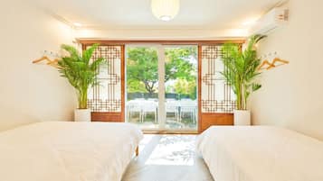 5 makuuhuonetta, työpöytä, silitysrauta/-lauta, vauvan matkasänky