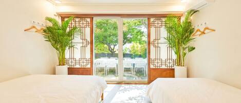 5 chambres, bureau, fer et planche à repasser, lit parapluie