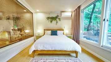 5 bedrooms, desk, iron/ironing board, travel crib