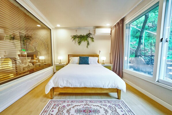 5 bedrooms, desk, iron/ironing board, travel crib