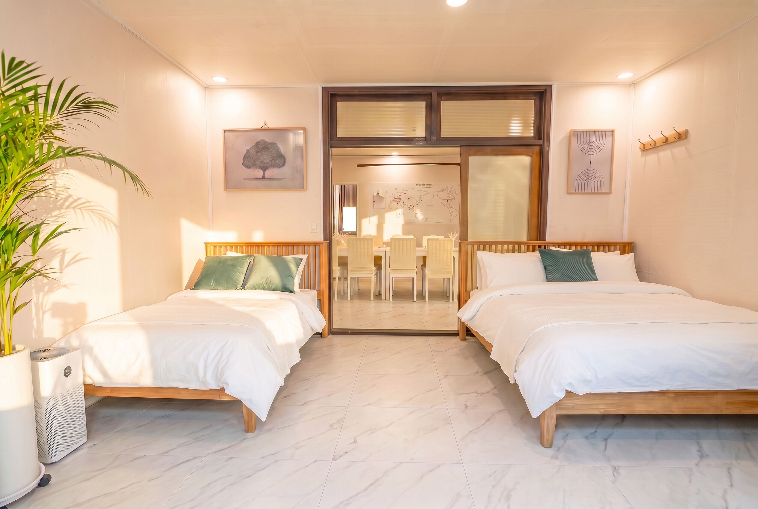 5 makuuhuonetta, työpöytä, silitysrauta/-lauta, vauvan matkasänky