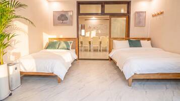 5 makuuhuonetta, työpöytä, silitysrauta/-lauta, vauvan matkasänky