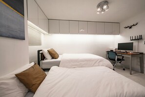 1 chambre, bureau, fer et planche à repasser, lit parapluie