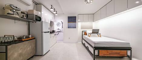 1 chambre, bureau, fer et planche Ă repasser, lit parapluie