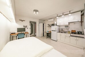 1 Schlafzimmer, Schreibtisch, Bügeleisen/Bügelbrett, Reisekinderbett