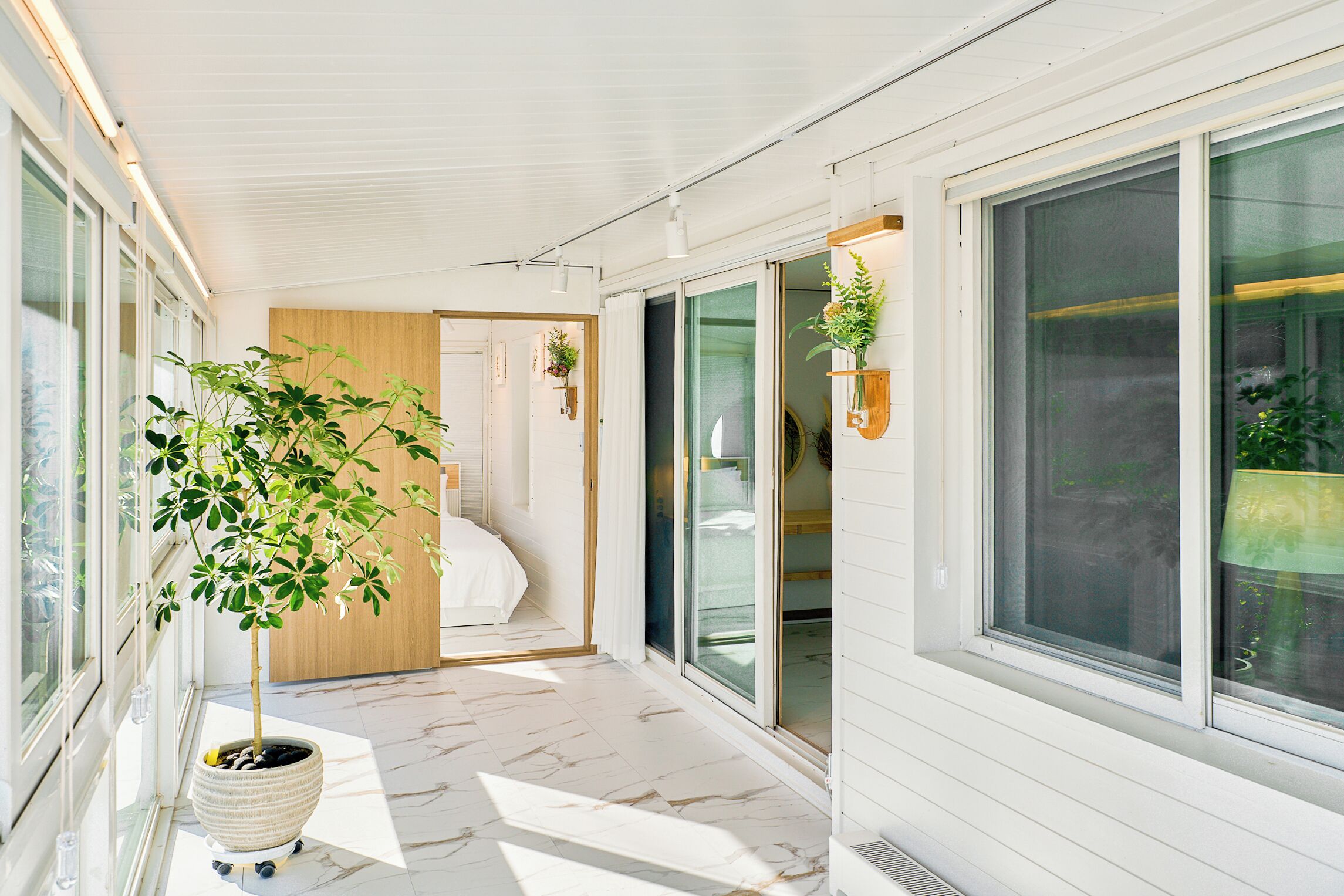 5 bedrooms, desk, iron/ironing board, travel crib