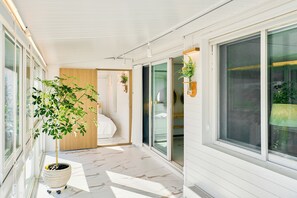 5 chambres, bureau, fer et planche à repasser, lit parapluie