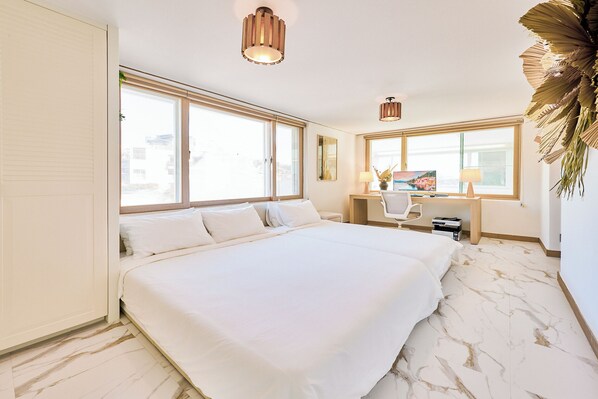 5 bedrooms, desk, iron/ironing board, travel cot