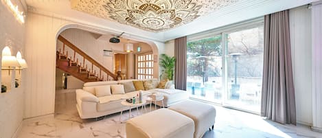 Smart TV, chimenea, videojuegos, oficina