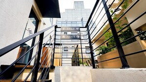 Un escalier avec des panneaux indicateurs pointant vers les expositions intitulées « Oiseaux 9 » et « Poissons 9 ».