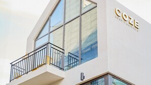 Un bâtiment moderne doté de balcons et de grandes fenêtres.