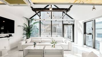 Smart-tv, een kantoor, een computerscherm en een printer