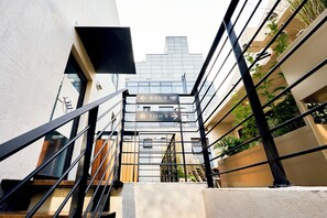 Exterior detail - F9 Tailored Service Home nearby Hongik University Station (MAPO-GU)