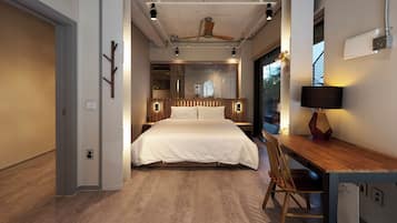 3 bedrooms, desk, iron/ironing board, travel crib