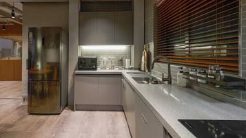 Fridge, oven, stovetop, dishwasher