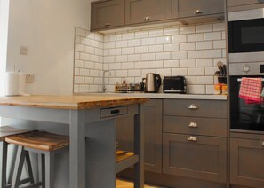 Een koelkast, een magnetron, een oven, een kookplaat