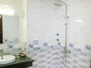 Sturta, hárblásari, handklæði, sápa