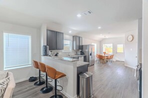 Interior - Jacuzzi/ hottub, Pool table (Houston)