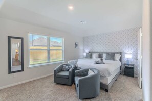 3 bedrooms, iron/ironing board, travel cot, free WiFi - Jacuzzi/ hottub, Pool table (Houston)