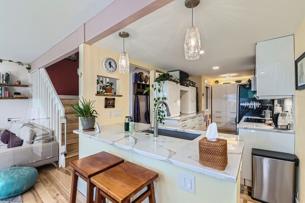 Fridge, microwave, oven, stovetop - Prime Location - Cozy Modern 2-bedroom townhome in beautiful Boulder w/ WiFi, AC (Boulder)