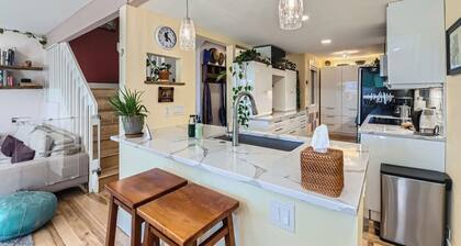 Prime Location - Cozy Modern 2-bedroom townhome in beautiful Boulder w/ WiFi, AC