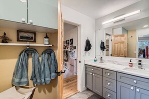 Interior - Prime Location - Cozy Modern 2-bedroom townhome in beautiful Boulder w/ WiFi, AC (Boulder)