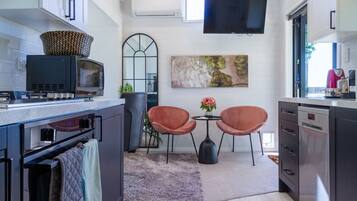 Frigorífic, microones, forn i placa de cuina