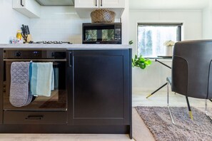 Frigorífic, microones, forn i placa de cuina 