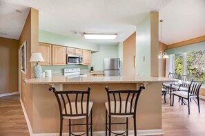 Fridge, microwave, oven, stovetop - Brigantine Quarters 2BR Condo inside Shipyard Plantation HHI - Sleeps 6 (Hilton Head Island)