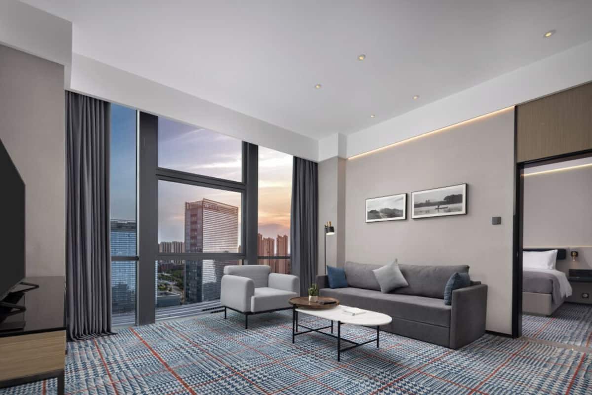 Luxury-Einzelzimmer, Stadtblick | Zimmersafe, Schreibtisch, laptopgeeigneter Arbeitsplatz