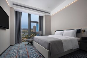 In-room safe, desk, laptop workspace, blackout drapes - Wanda Yue Nanchang Intl. Expo City (Nanchang)