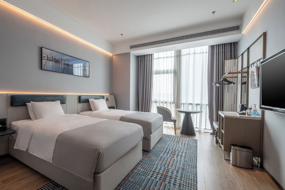 Basic-Doppelzimmer, Stadtblick | Zimmersafe, Schreibtisch, laptopgeeigneter Arbeitsplatz