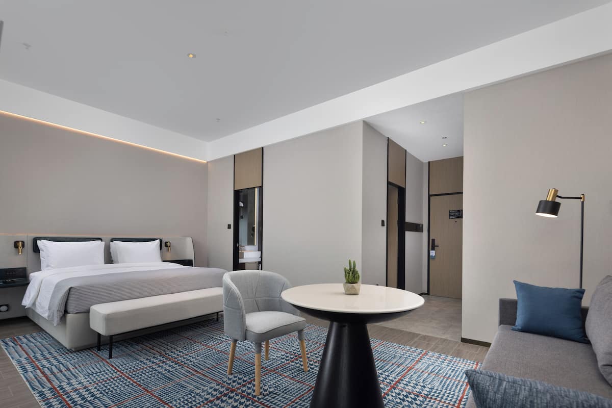 Superior-Einzelzimmer, Stadtblick | Zimmersafe, Schreibtisch, laptopgeeigneter Arbeitsplatz