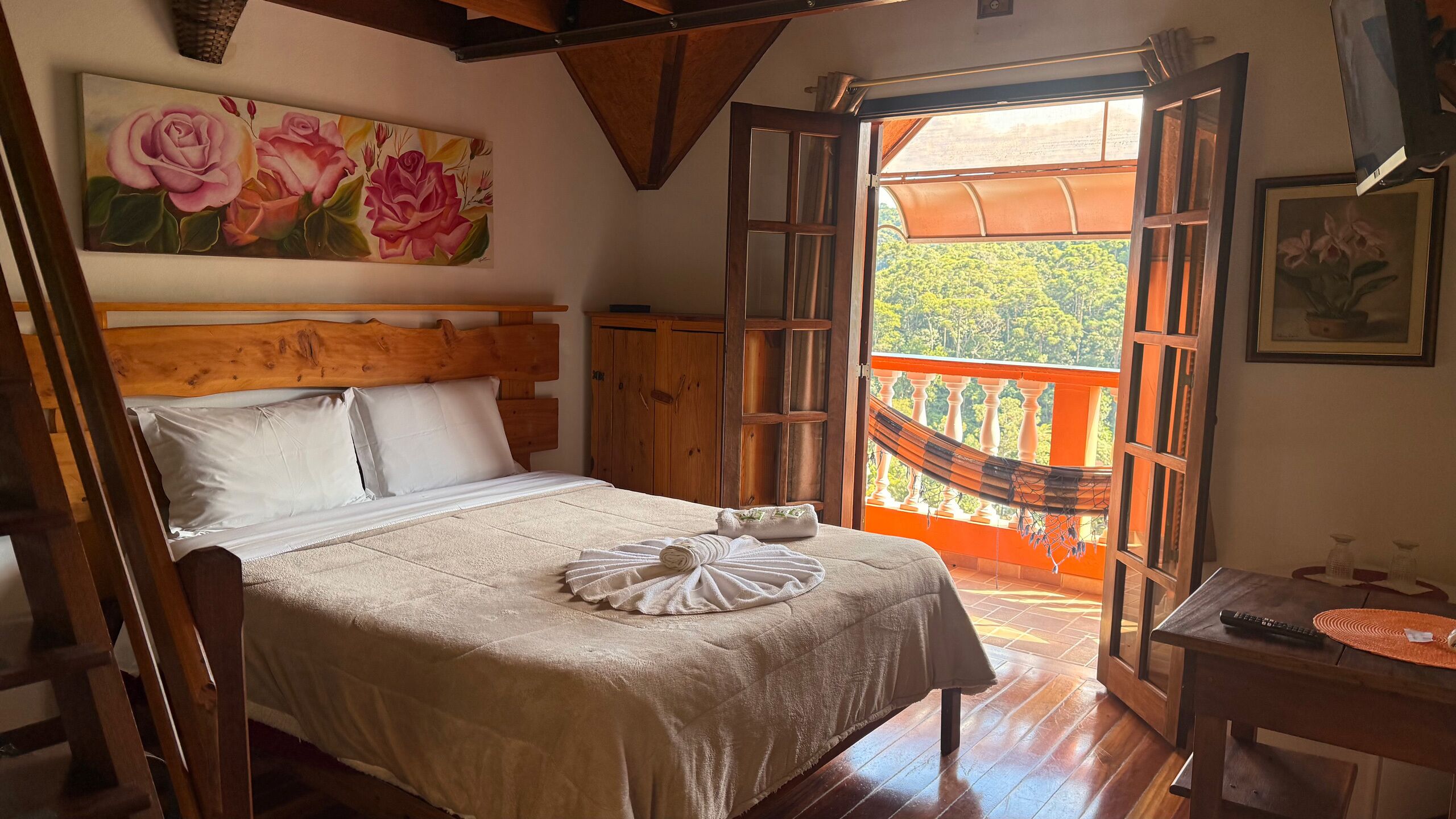 Quarto casal superior, 1 cama Queen, varanda coberta, vista para a montanha | Ferros/tábuas de passar roupa, Wi-Fi de cortesia