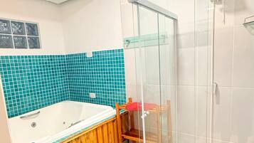 Quarto casal superluxo, varanda coberta, vista para o jardim | Ferros/tábuas de passar roupa, Wi-Fi de cortesia