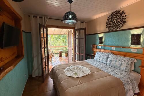 Quarto luxo, varanda coberta, vista para o jardim | Ferros/tábuas de passar roupa, Wi-Fi de cortesia
