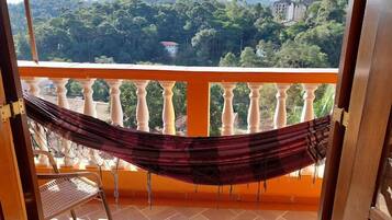 Kahden hengen superior-huone, 1 keskisuuri parisänky, lanai, vuoristonäköala | Silitysrauta/-lauta, ilmainen Wi-Fi